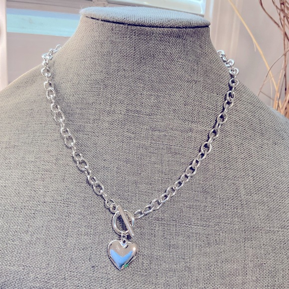 Jewelry - Silver Tone stainless steel Chain Linked Heart Toggle Necklace.